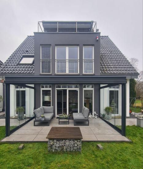 Modernes Haus mit Terrassenüberdachung, Fenstern und Türen