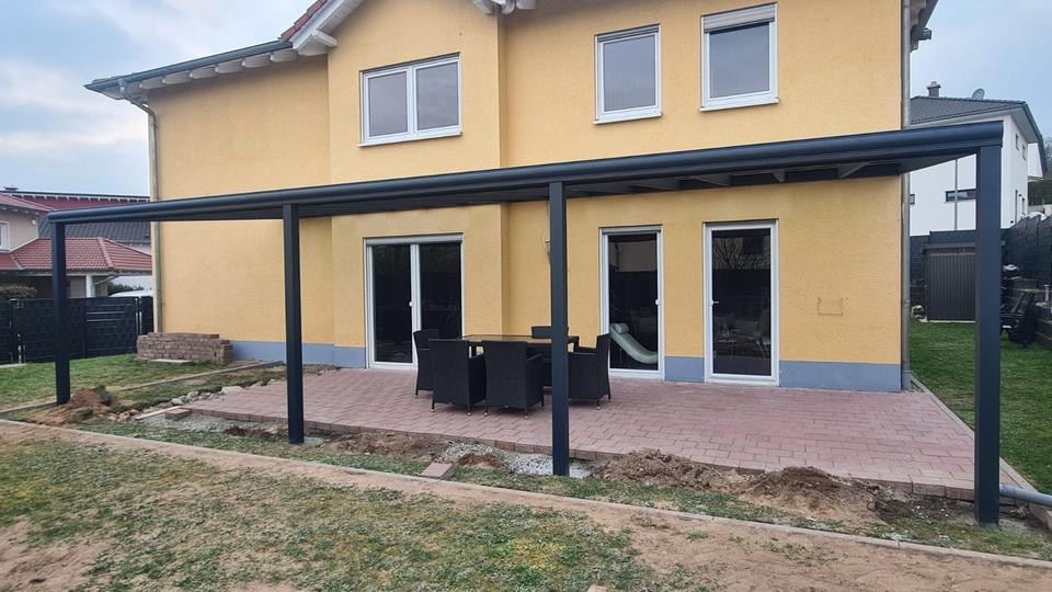 Terrassenüberdachung an einem Wohnhaus